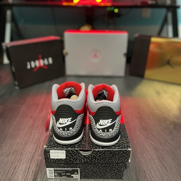 Jordan 3 size 6Y Brand new with box - Picture 6 of 6